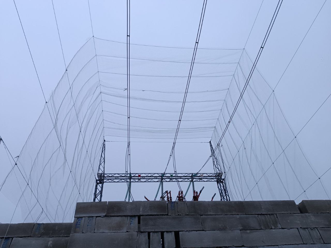 Покраска секций забора