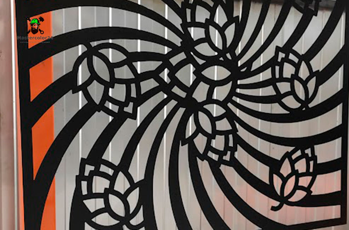 Покраска секций забора