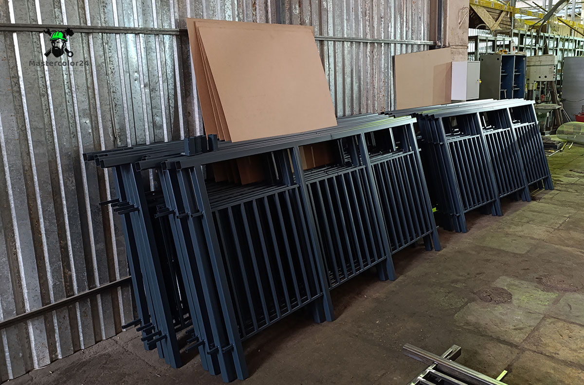 Секции забора после покраски