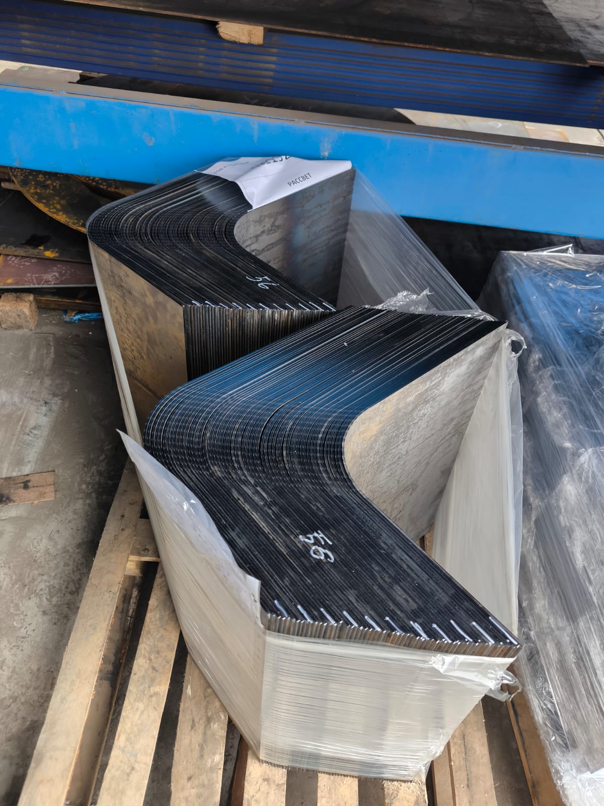 Г-образные отбойники в ТЦ Ривьера