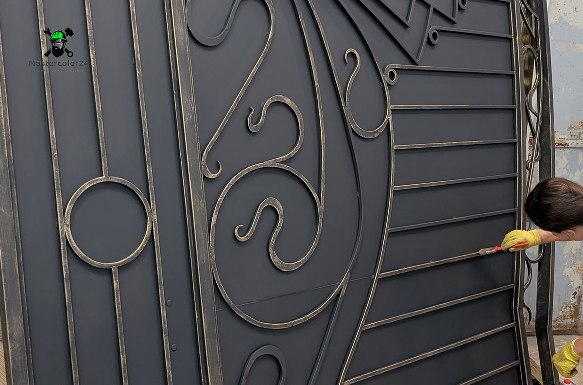 Покраска ворот в крокодил