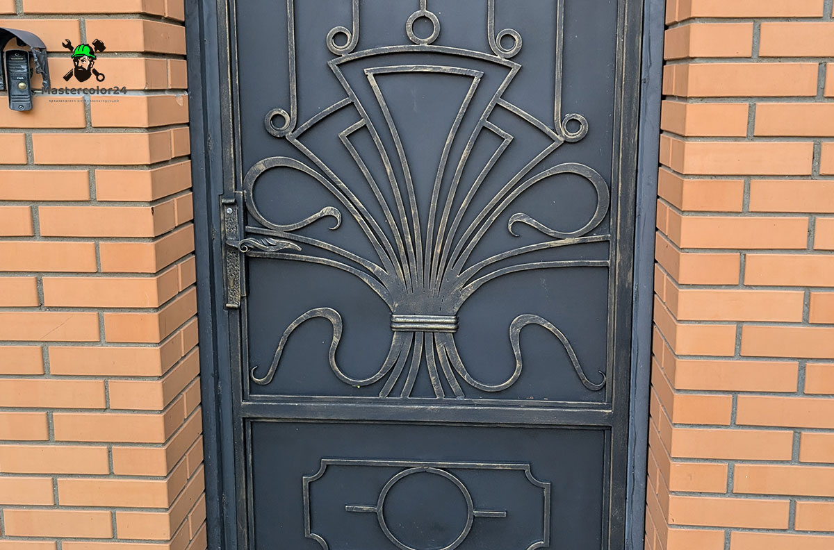 Покраска ворот в крокодил