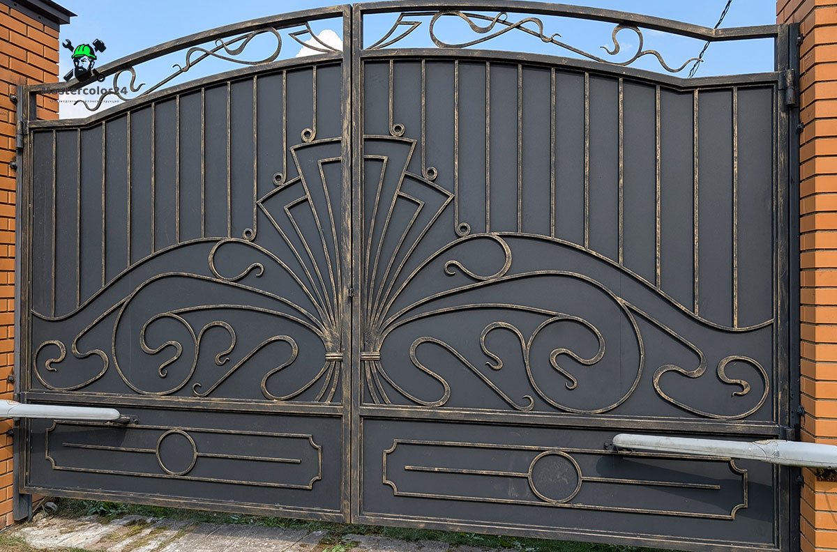 Бронзовая патина воротах после установки