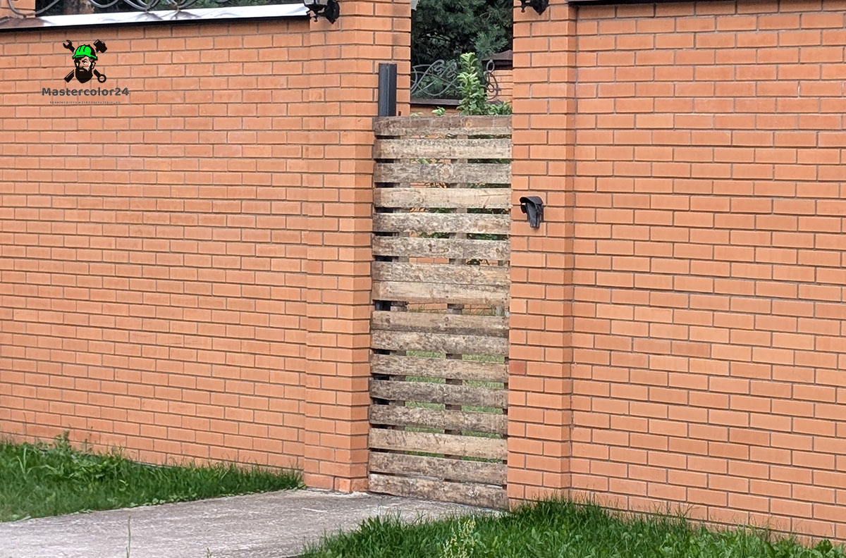 Кованые ворота, мусорка на реставрации