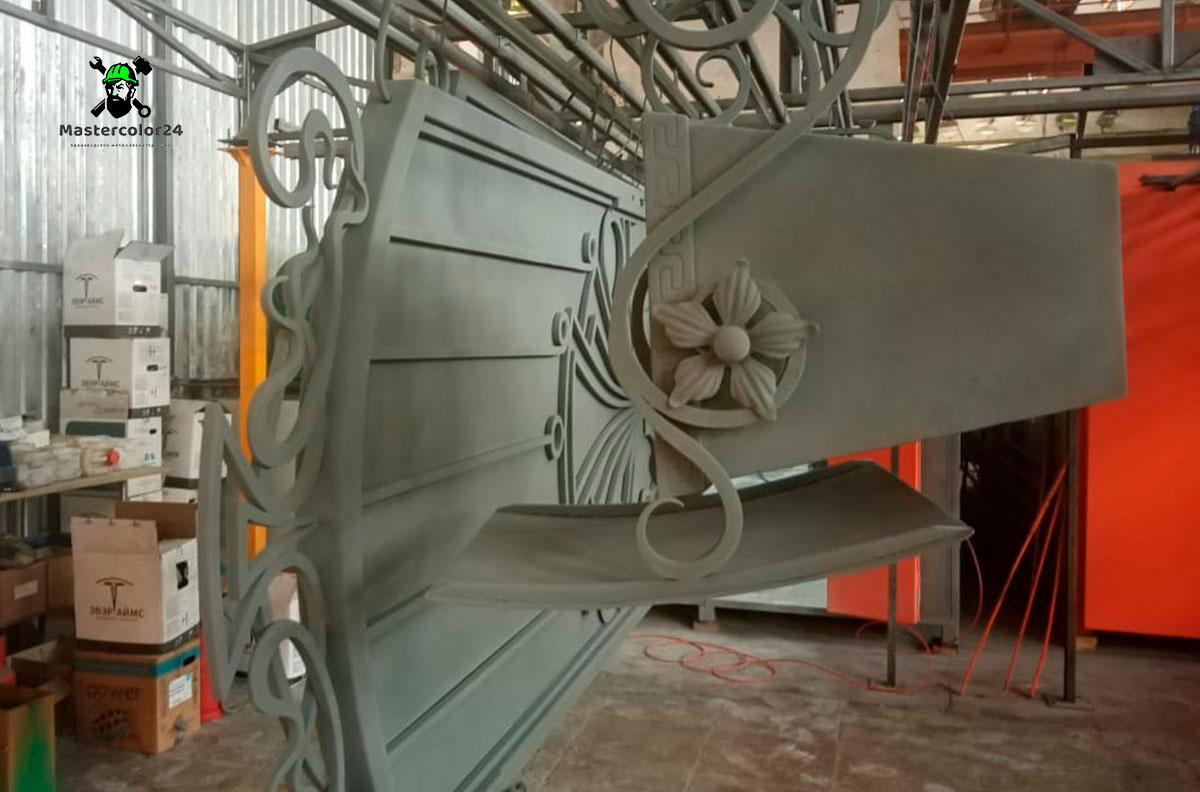 Кованые ворота, мусорка на реставрации