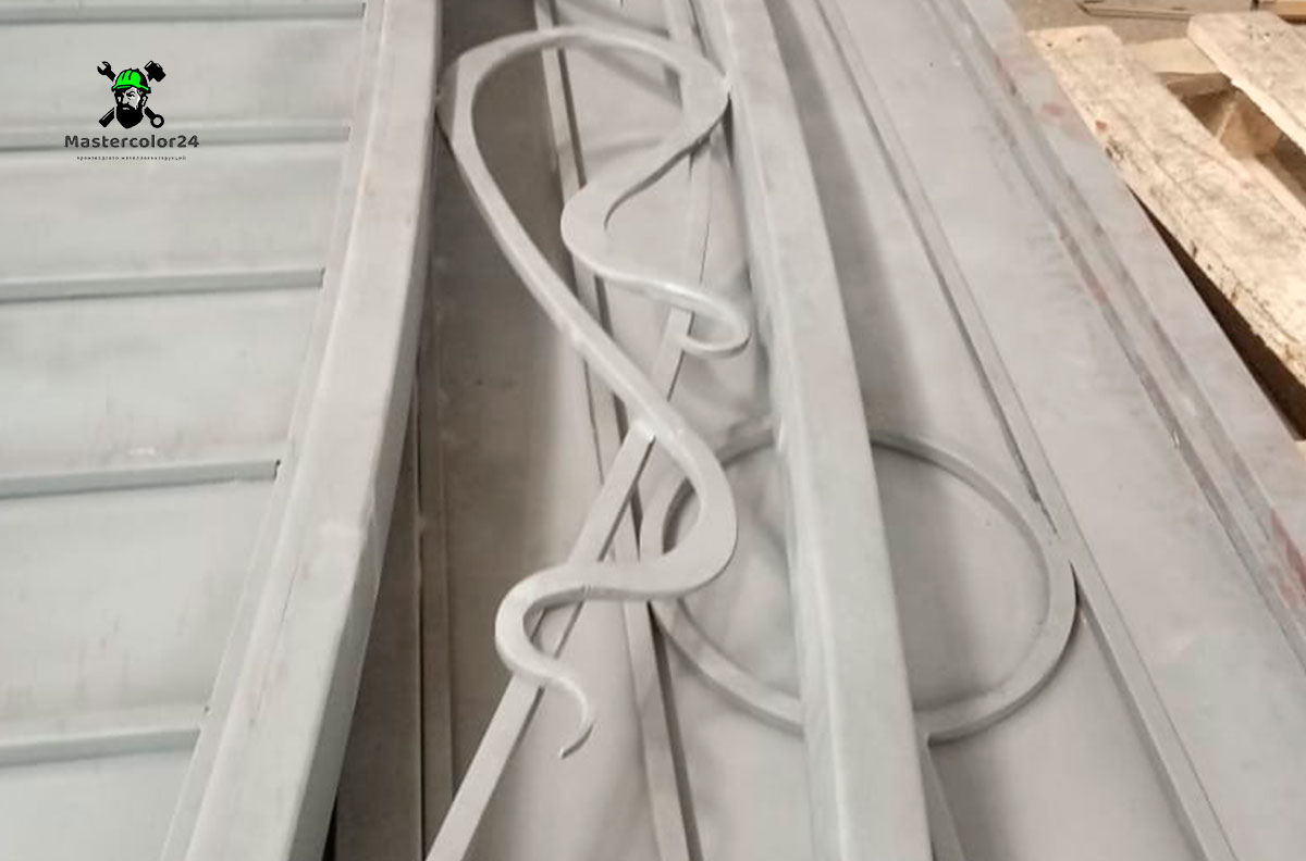 Кованые ворота, мусорка на реставрации