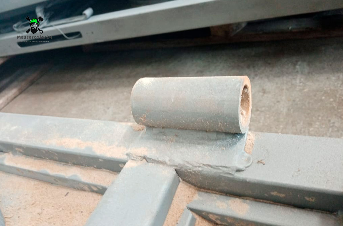 Кованые ворота, мусорка на реставрации