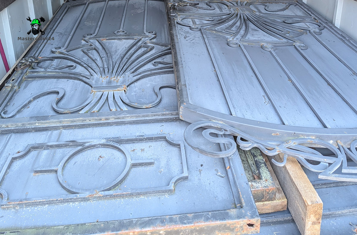 Кованые ворота, мусорка на реставрации