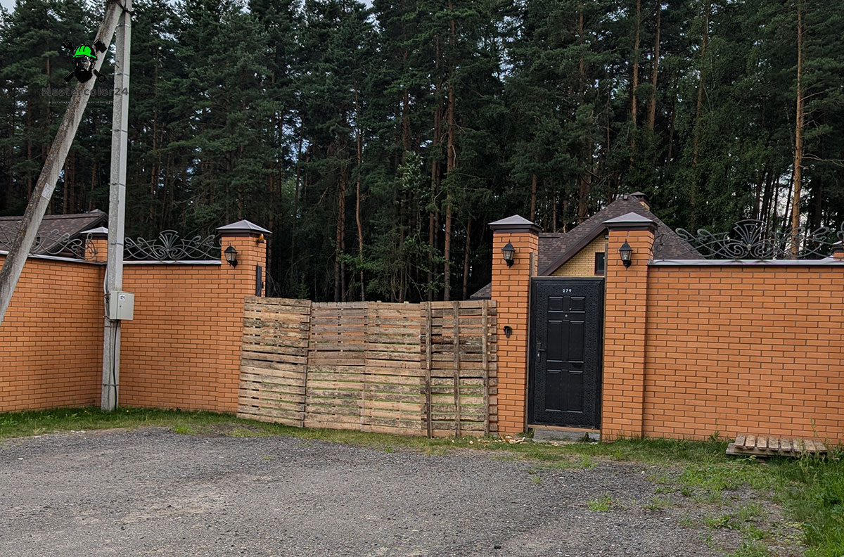 Кованые ворота, мусорка на реставрации