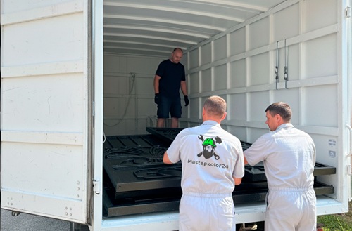 Современные ворота-жалюзи после покраски